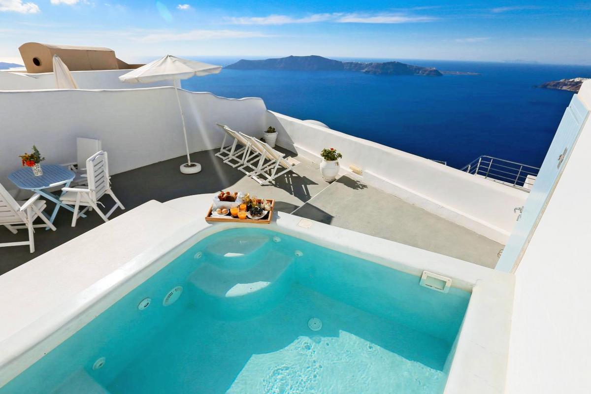 Hotel with private pool - Ilioperato