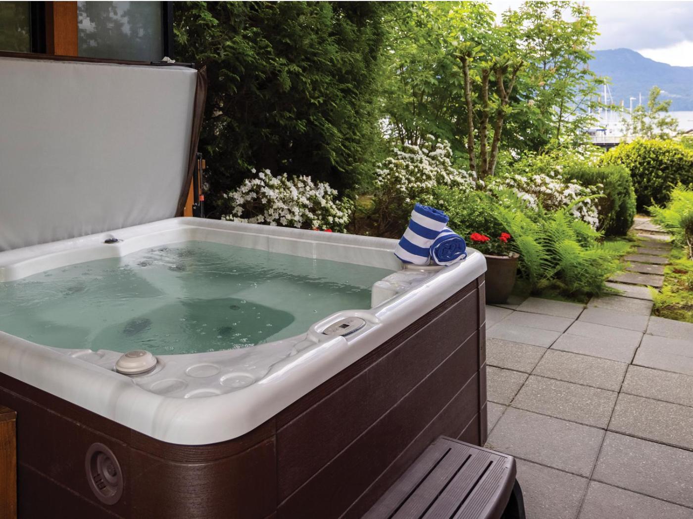 Hotel with private pool - Brentwood Bay Resort & Spa