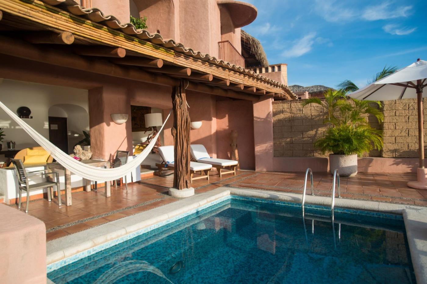 Hotel with private pool - La Casa Que Canta