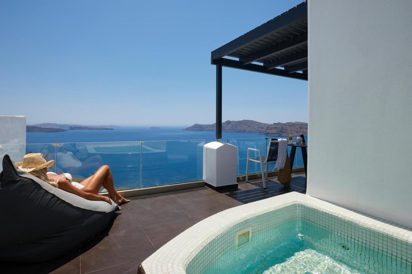 Hotel with private pool - Oia Suites