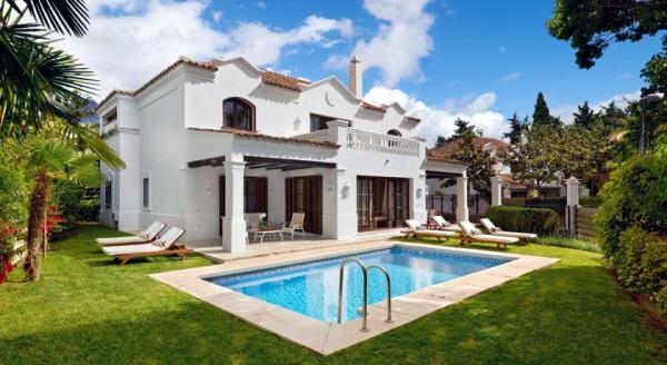 Hotels in Marbella with Private Pool Rooms and Luxury Villas. Book now!